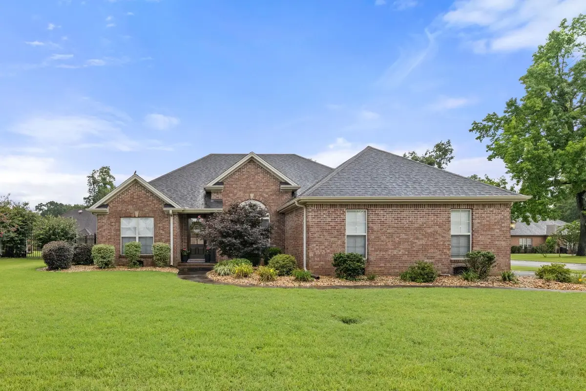 1900 E Wildwood St, Muscle Shoals, AL 35661 - #1