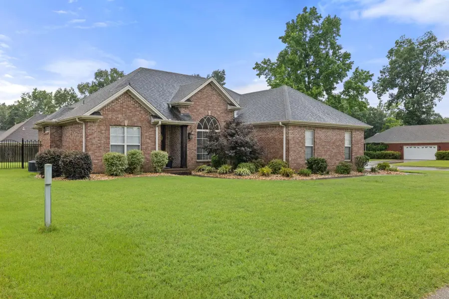1900 E Wildwood St, Muscle Shoals, AL 35661 - #2