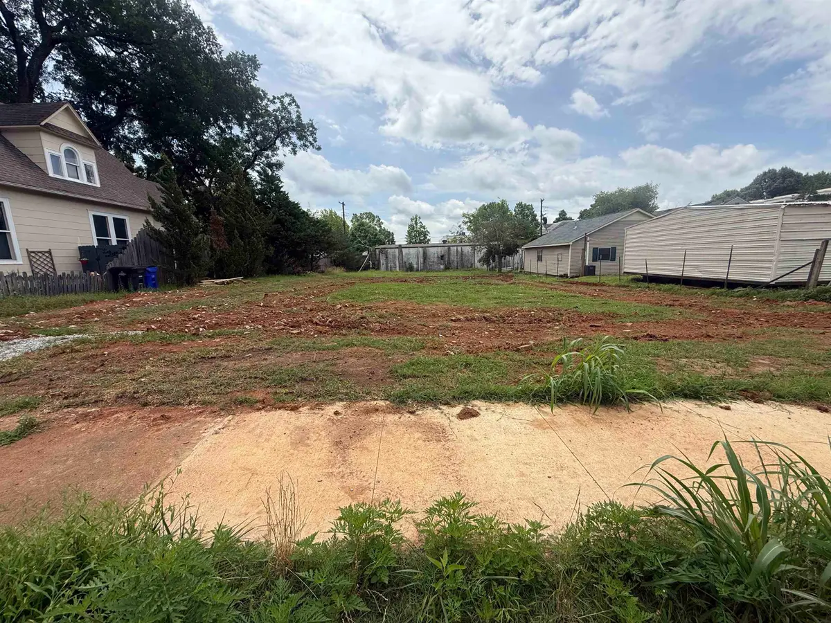 512 E Tombigbee St, Florence, AL 35630 - #1