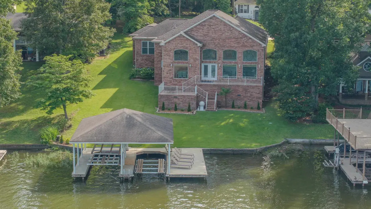 331 Carson Rd, Muscle Shoals, AL 35661 - #1