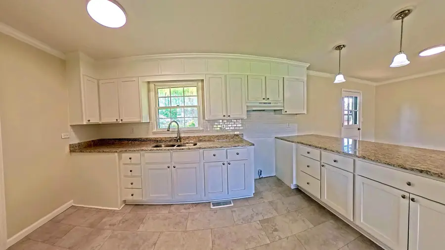 706 Brighton Ave, Muscle Shoals, AL 35661 - #3