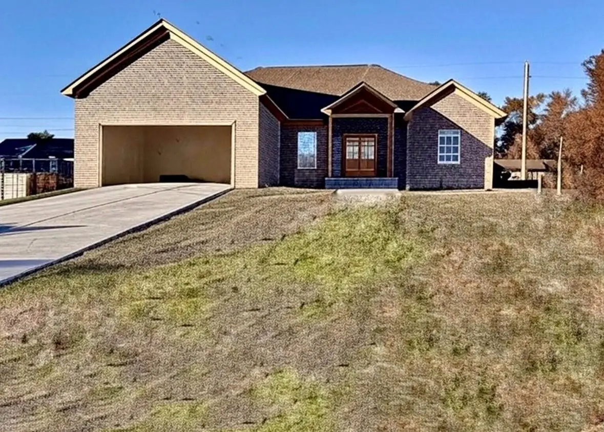 805 Michigan Ave, Muscle Shoals, AL 35661 - #1