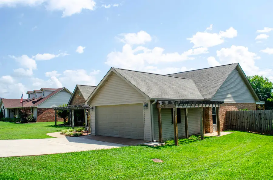 215 Oakview Cir, Killen, AL 35645 - #2