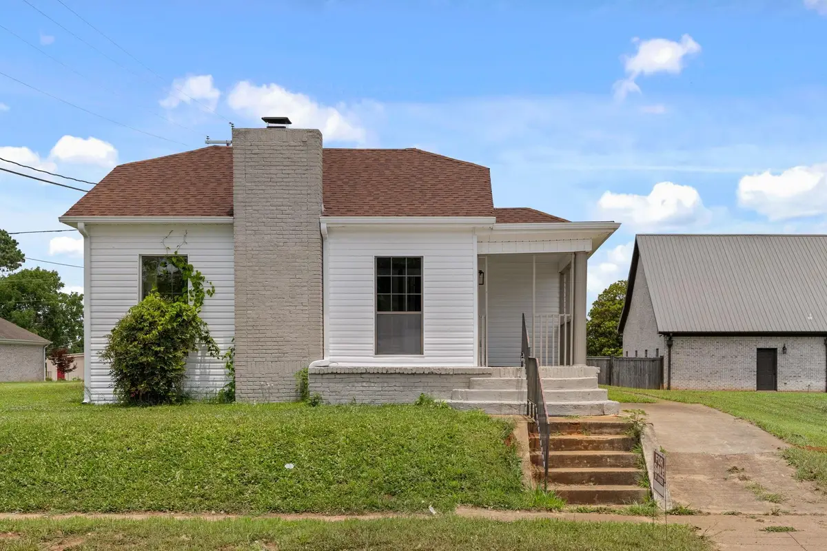 104 W Hollywood Ave, Muscle Shoals, AL 35661 - #1