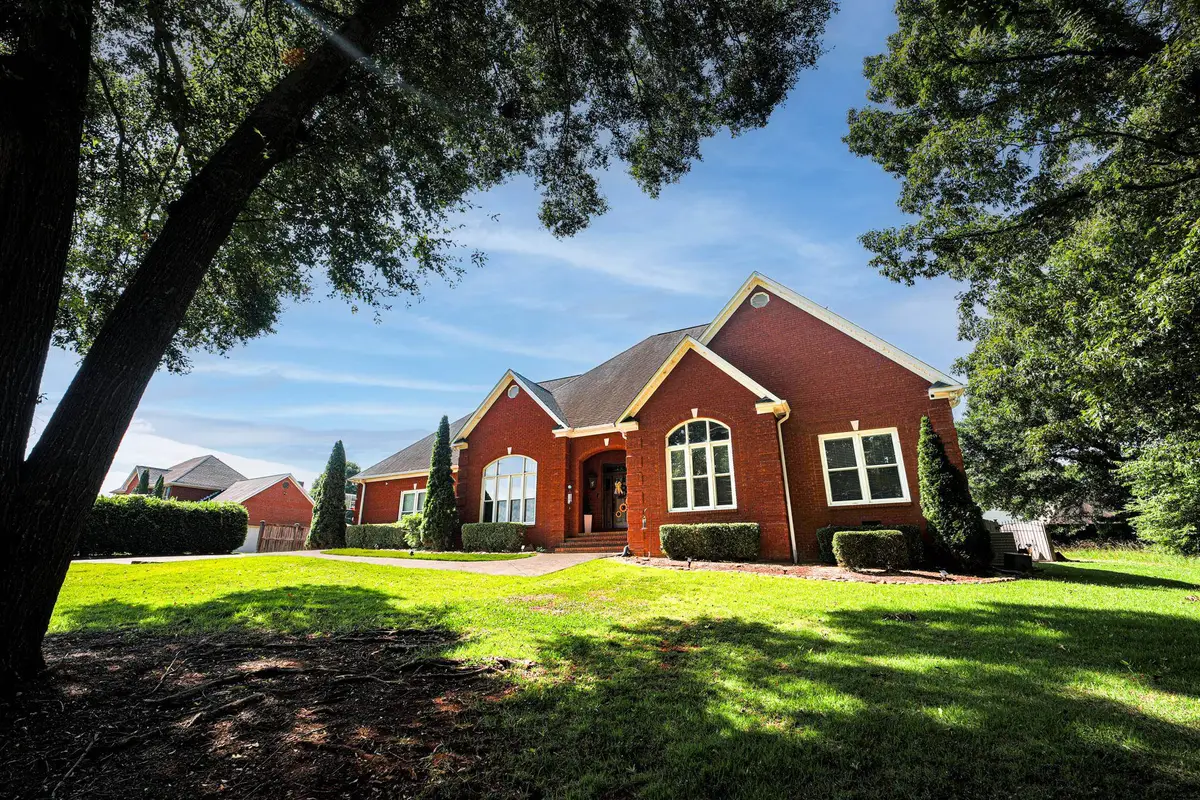 930 Kensington Pl, Tuscumbia, AL 35674 - #1