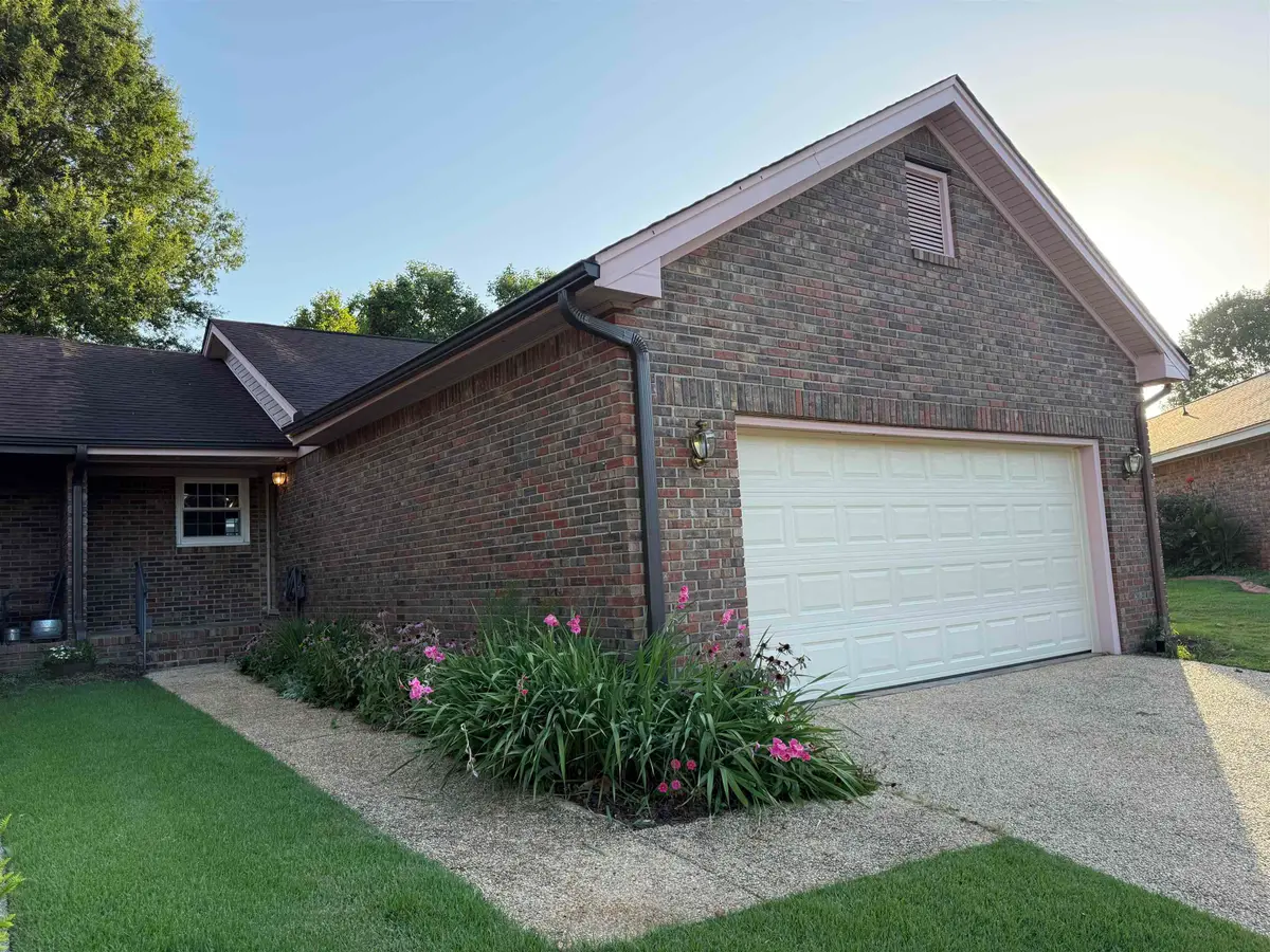 211 Allen Ct, Florence, AL 35630 - #1