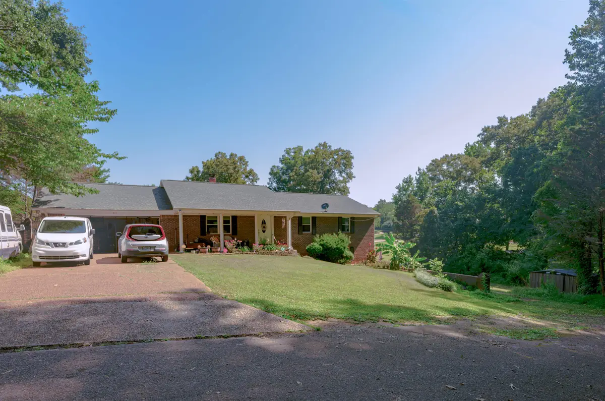 215 Crockett Cir, Florence, AL 35630 - #1