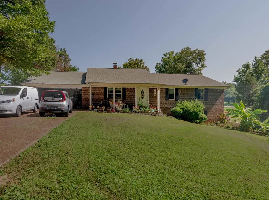 215 Crockett Cir, Florence, AL 35630 - #2