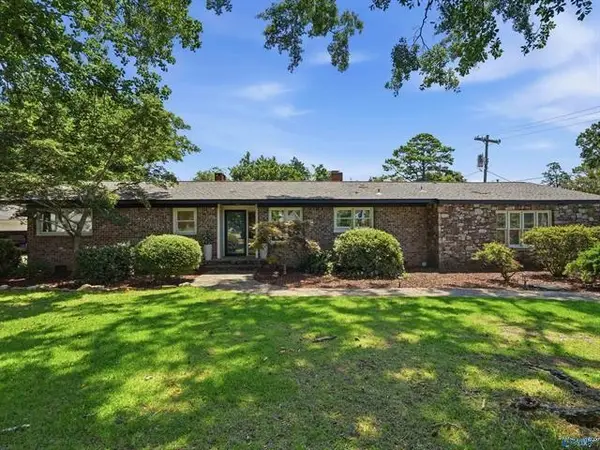 2210 SE Meadow Brook Dr, Decatur, AL 35601