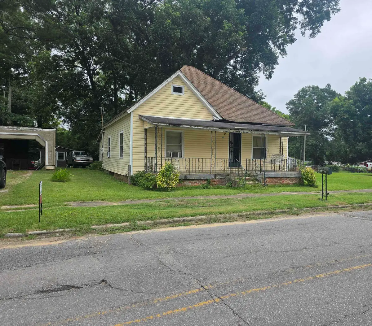 1012 N Hook St, Tuscumbia, AL 35674 - #1
