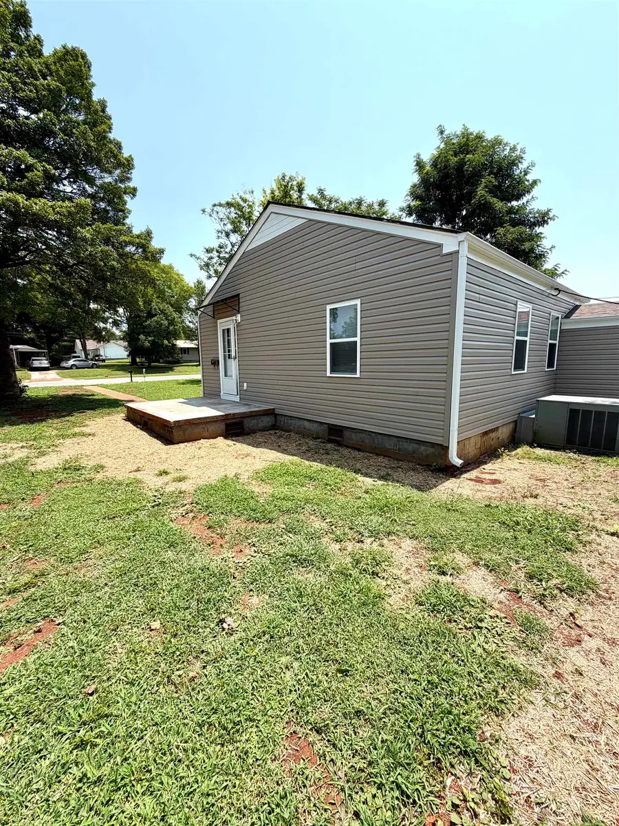 1003 N Cave St, Tuscumbia, AL 35674 - #2