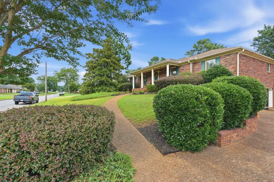 122 W Oak Hill Dr, Florence, AL 35633 - #3