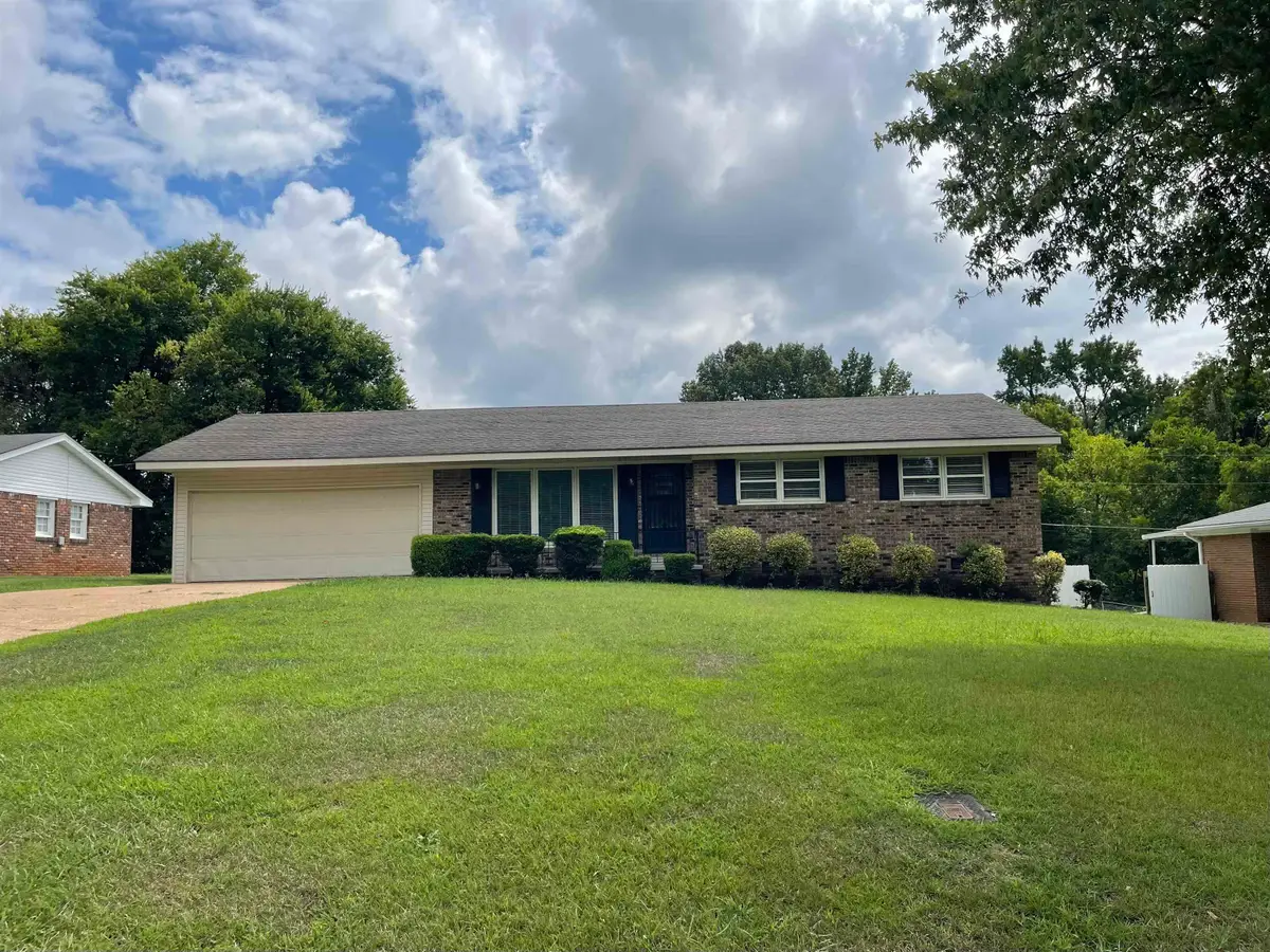 421 E Lakeside Dr, Florence, AL 35630 - #1