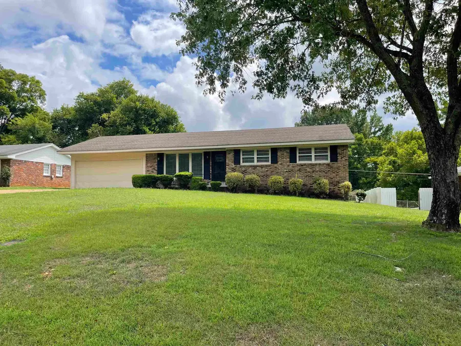 421 E Lakeside Dr, Florence, AL 35630 - #2