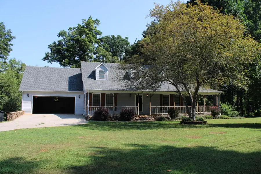 207 Martin Dr, Muscle Shoals, AL 35661 - #2