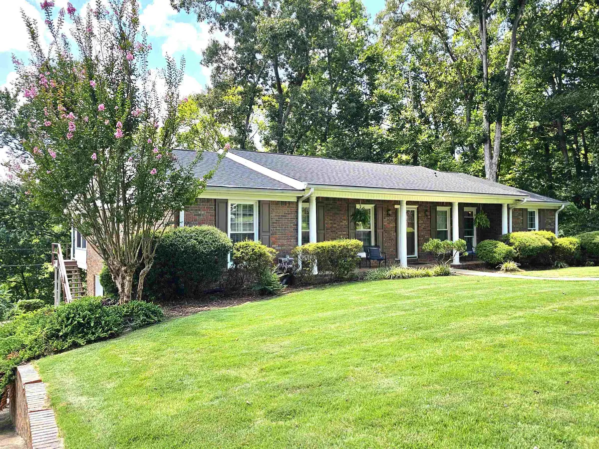 302 Robinhood Dr, Florence, AL 35633 - #1