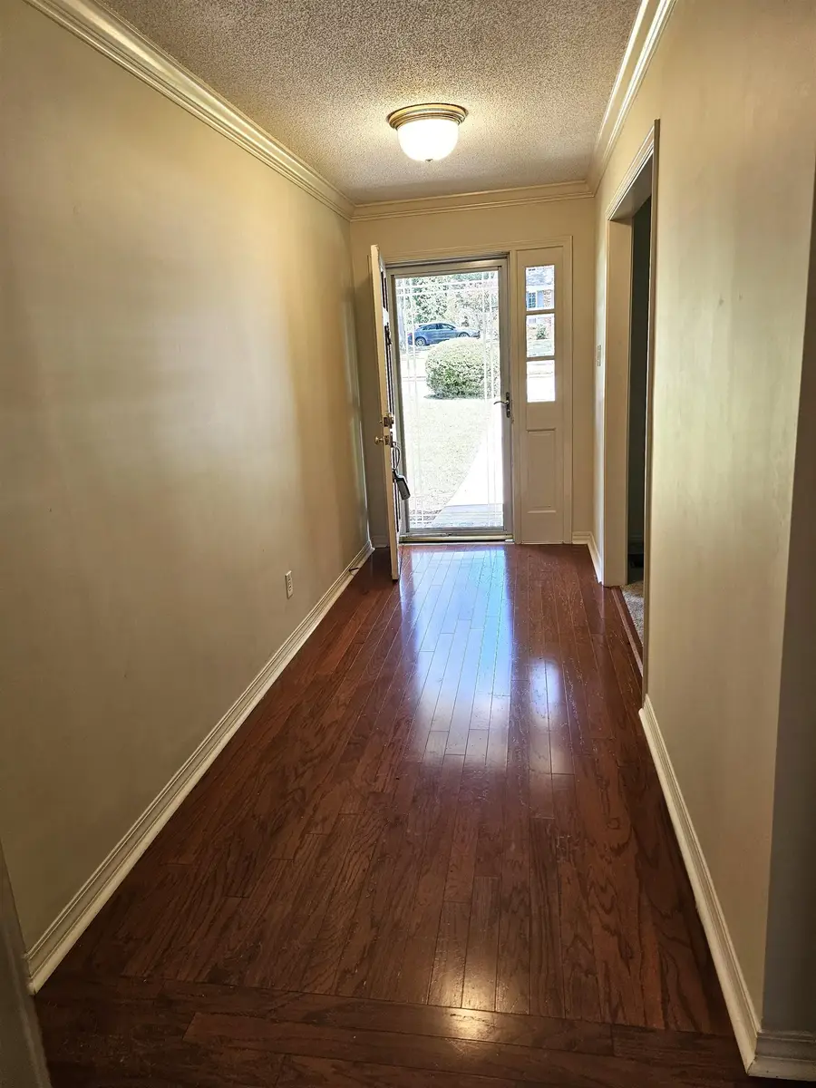 302 Robinhood Dr, Florence, AL 35633 - #2