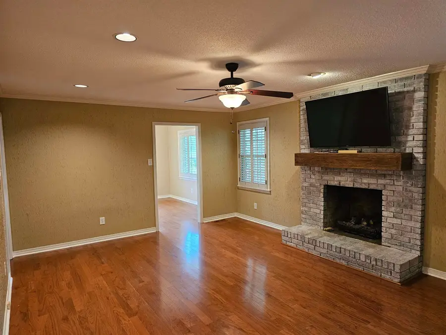 302 Robinhood Dr, Florence, AL 35633 - #3