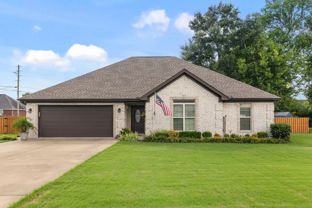 701 Hickory Ave, Muscle Shoals, AL 35661 - #1