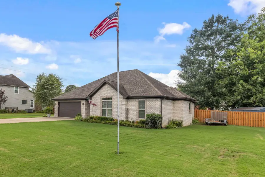 701 Hickory Ave, Muscle Shoals, AL 35661 - #2