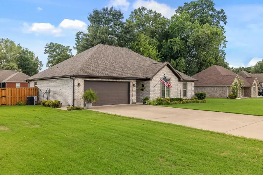 701 Hickory Ave, Muscle Shoals, AL 35661 - #3