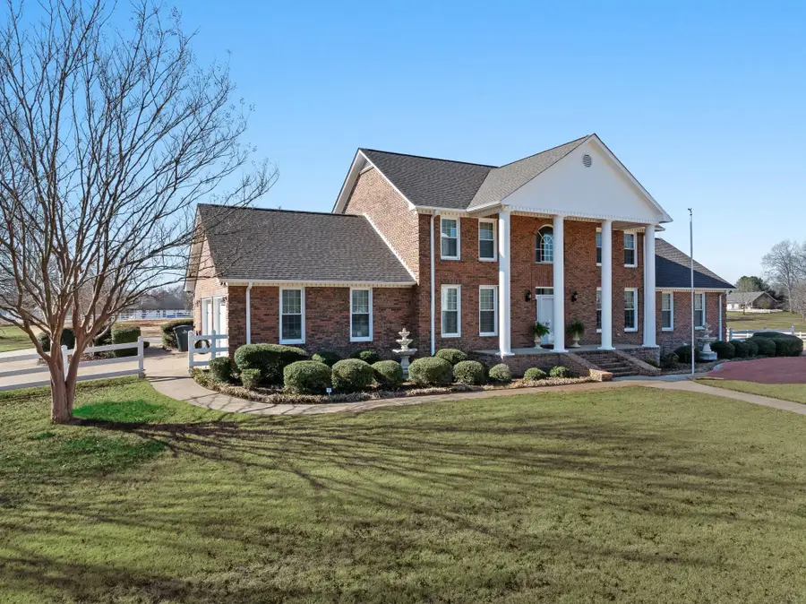 100 E Meadow Hill Dr, Florence, AL 35633 - #3