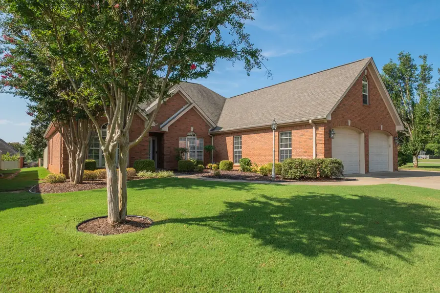 102 Old Hickory Dr, Florence, AL 35630 - #2