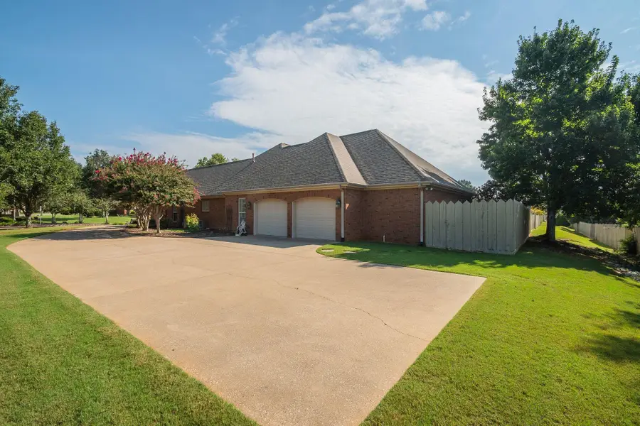 102 Old Hickory Dr, Florence, AL 35630 - #3