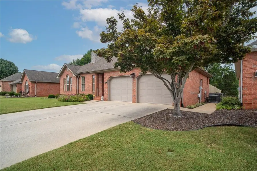 244 Woodcrest Dr, Florence, AL 35630 - #3