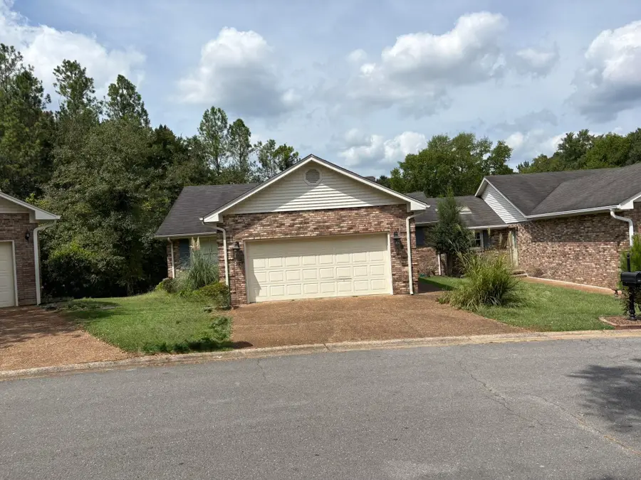 229 Hillsboro Cir, Florence, AL 35630 - #2
