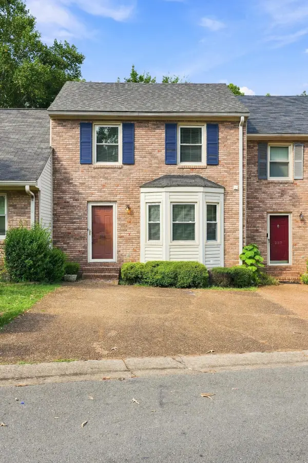 235 Woodcastle Dr, Florence, AL 35630