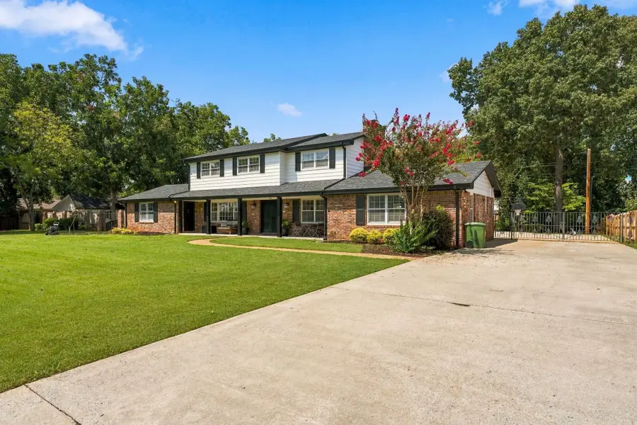 903 Dearborn St, Muscle Shoals, AL 35661 - #2