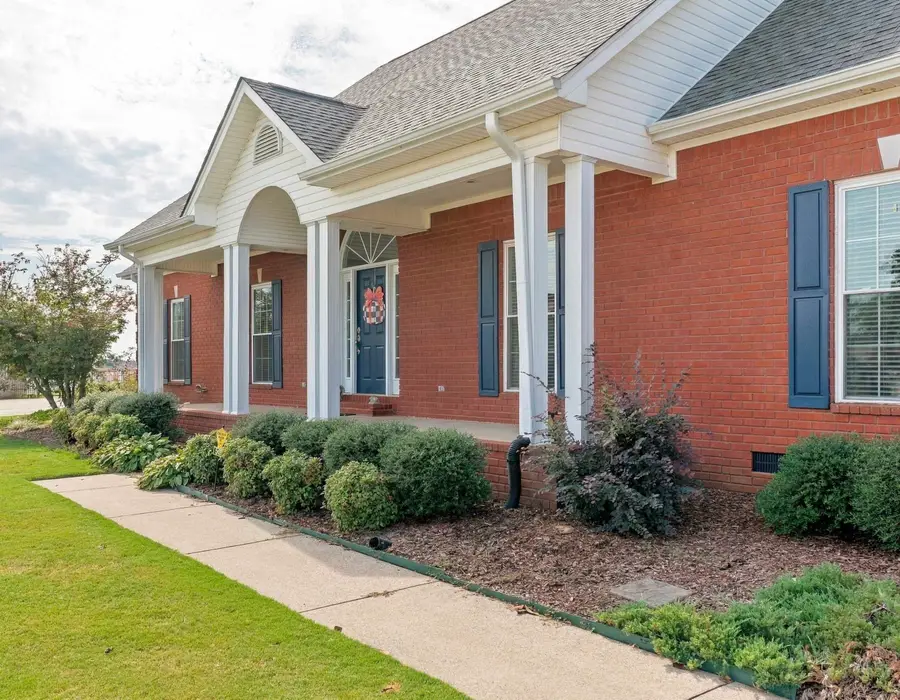 502 Huntington Ln, Muscle Shoals, AL 35661 - #2