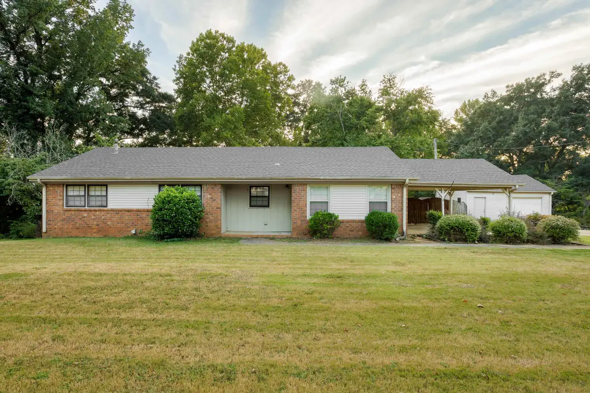 1524 Woodmont Dr, Tuscumbia, AL 35674 - #1
