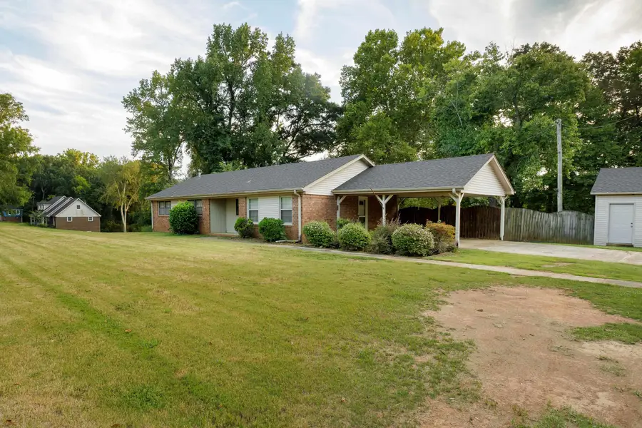 1524 Woodmont Dr, Tuscumbia, AL 35674 - #2