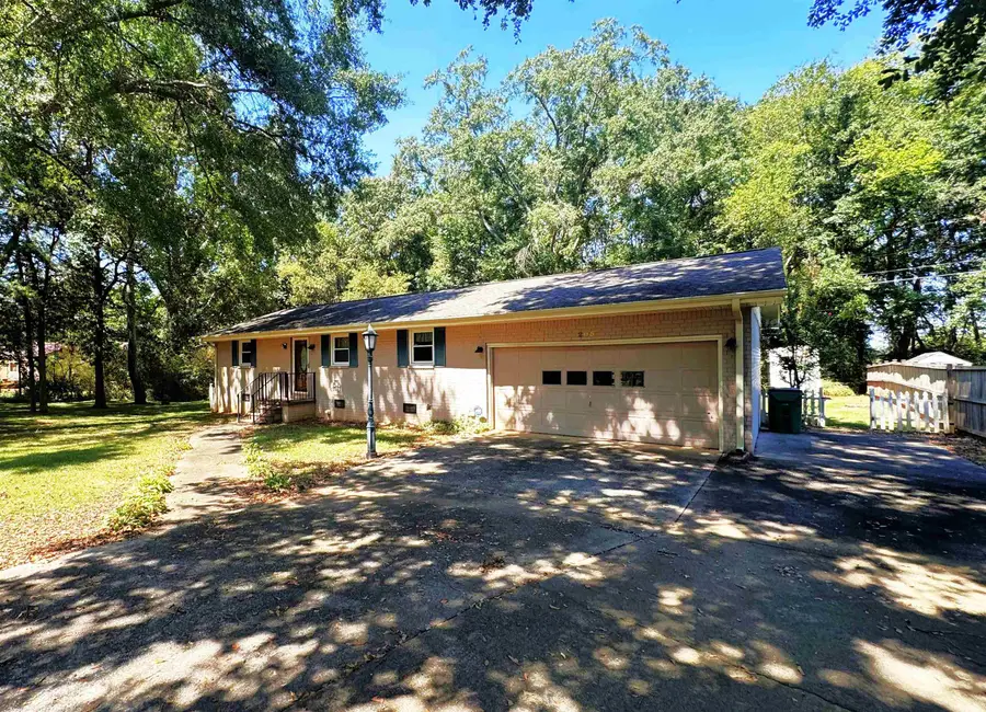 205 Maple St, Tuscumbia, AL 35674 - #3