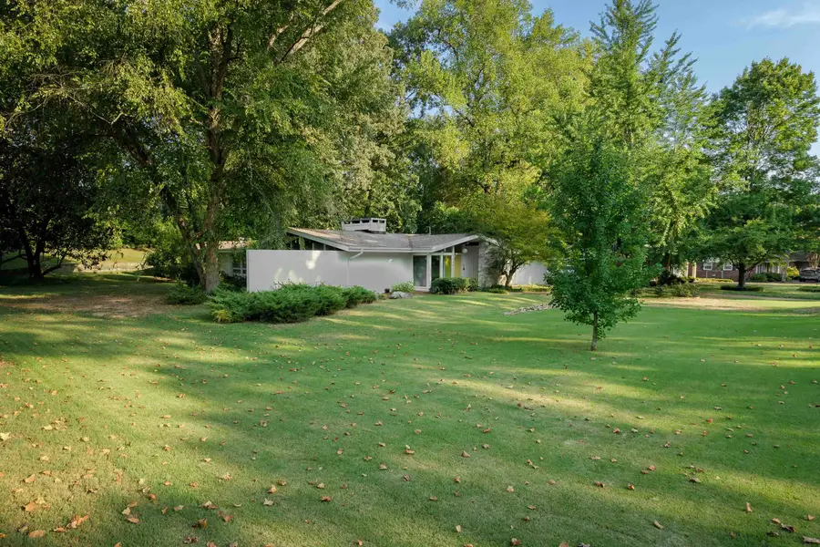 1884 Courtney Ave, Florence, AL 35630 - #2
