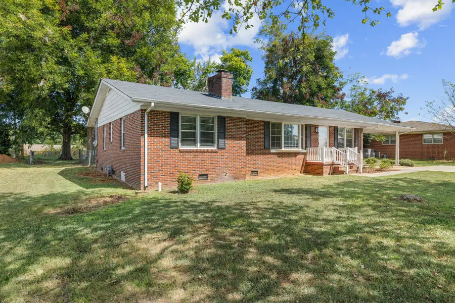 1111 Hillandale Dr, Tuscumbia, AL 35674 - #2