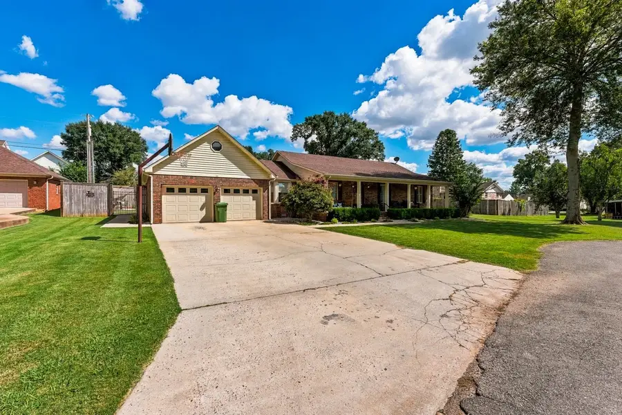 413 Park Ave, Muscle Shoals, AL 35661 - #3