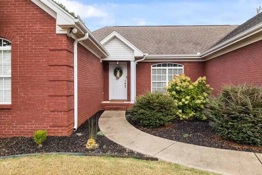 124 Windsor Dr, Muscle Shoals, AL 35661 - #2
