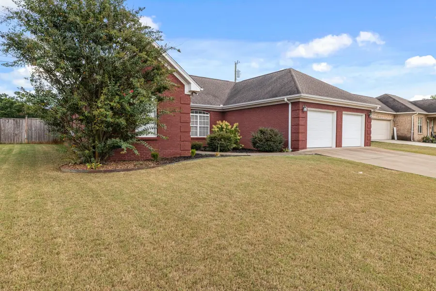 124 Windsor Dr, Muscle Shoals, AL 35661 - #3