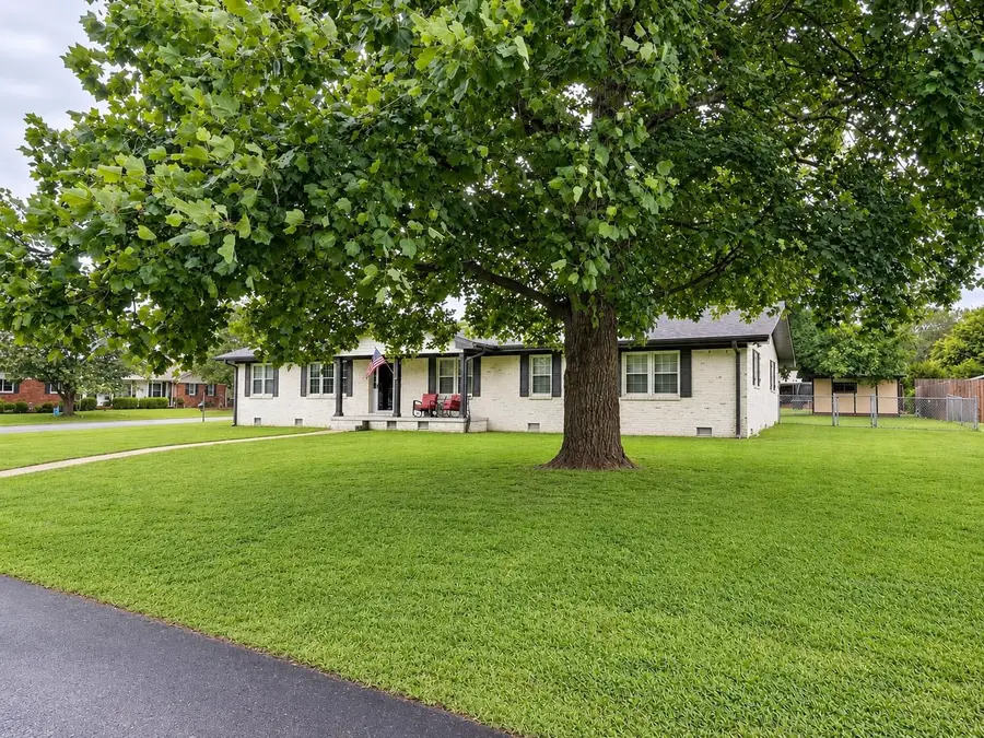 1918 Crescent Dr, Muscle Shoals, AL 35661 - #2