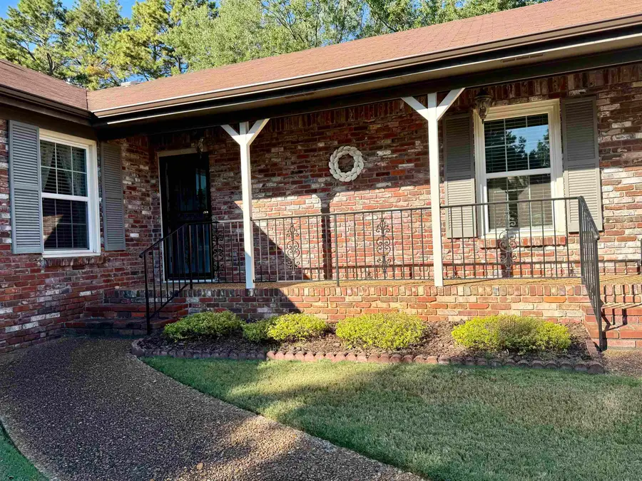 109 Creekwood Cir, Florence, AL 35630 - #2