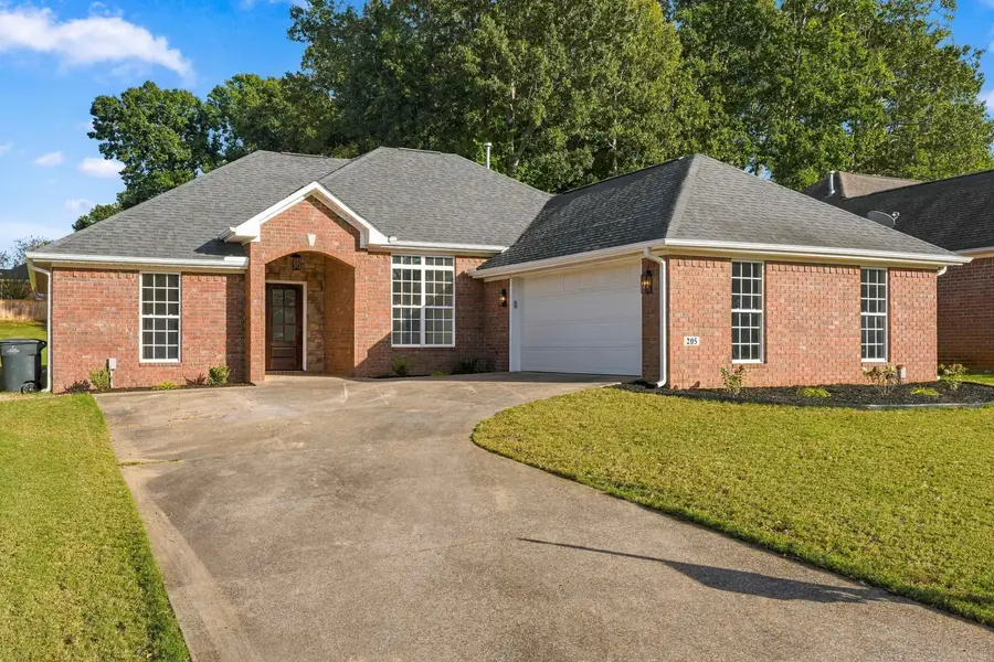 205 Somerled Ct, Florence, AL 35633 - #2
