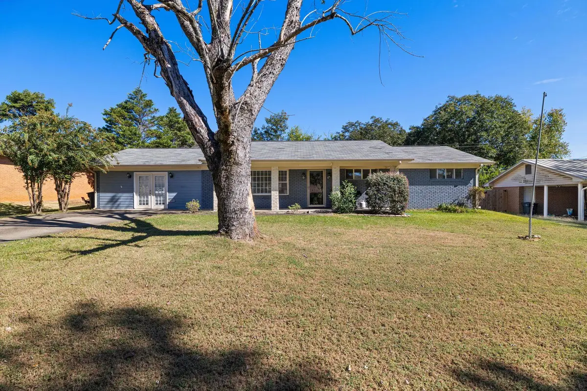 529 W Lakeside Dr, Florence, AL 35630 - #1