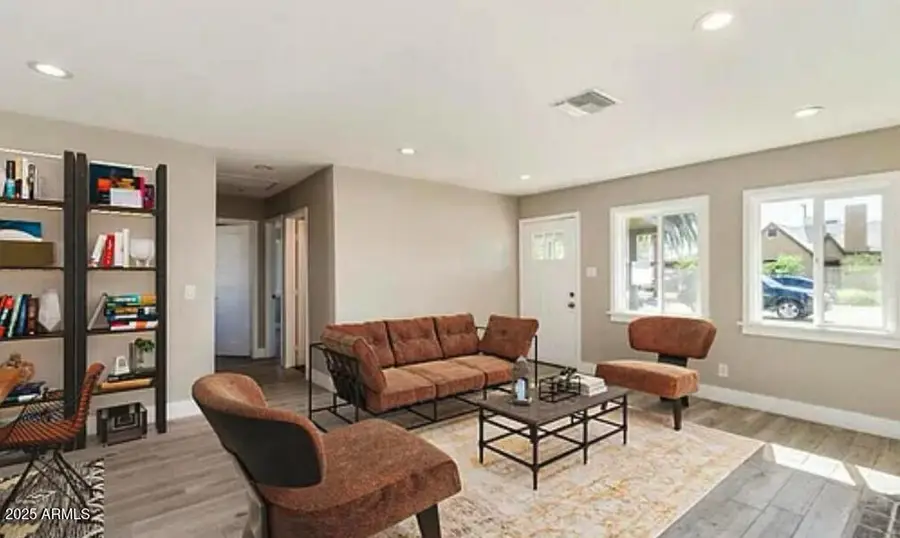 810 E Amelia Avenue, Phoenix, AZ 85014 - Image #2