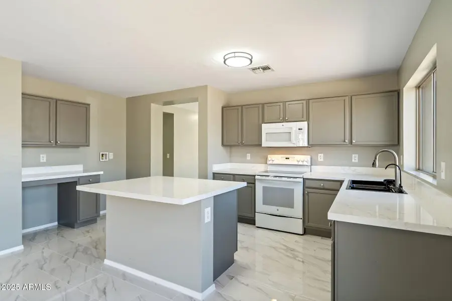 2922 W Dunbar Drive, Phoenix, AZ 85041 - Image #2