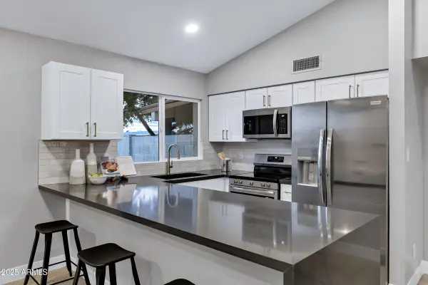 9118 N 68th Lane, Peoria, AZ 85345