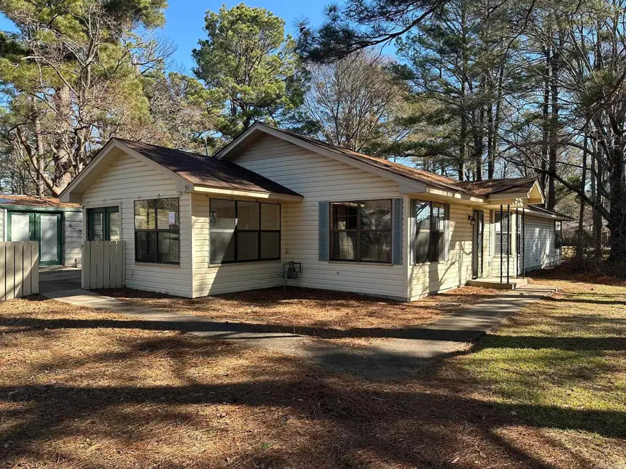 1211 E 47th Avenue, Pine Bluff, AR 71601 - #2