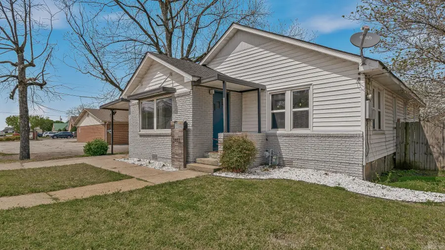 1011 W Court, Paragould, AR 72450 - #3